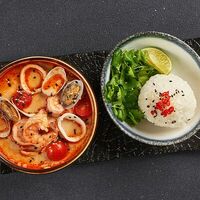 Том ям с морепродуктами в Lafa Lounge