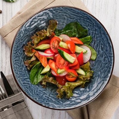 Салат из сезонных овощей с заправкой на ваш выбор в Мука по цене 540 ₽