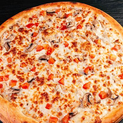 Пицца с ветчиной и грибами в PiroPizza по цене 600 ₽