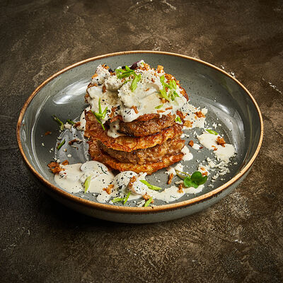 Драники с бифштексом в сливочно-грибном соусе в Корчма по цене 810