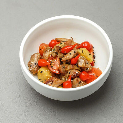 Жаркое из курицы с вешенками и итальянскими перчиками в Диккенс по цене 560 ₽