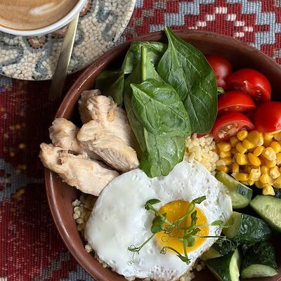 Боул с курицей, булгуром, глазуньей и овощами в Дербент Премиум по цене 525 ₽