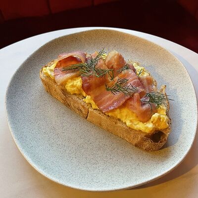 Брускетта с творожным скремблом и беконом в Блеск по цене 290