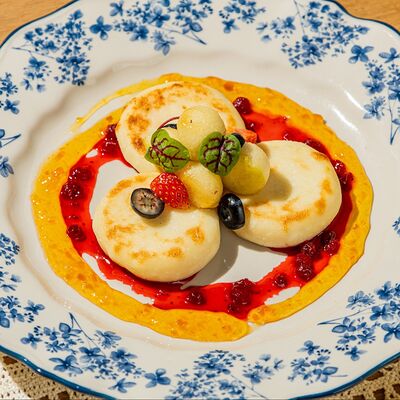 Сырники с карамелизированными яблоками в Airy restaurant по цене 620 ₽