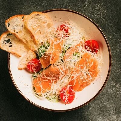 Салат Цезарь с лососем в PANORAMA по цене 840 ₽