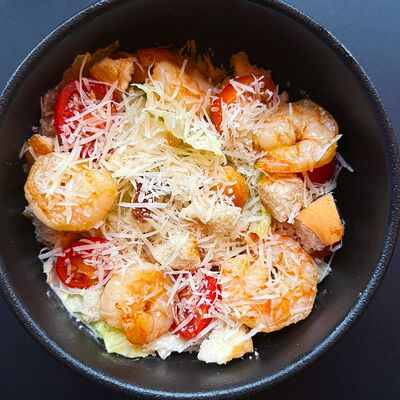 Цезарь с креветкой в Бекки бар по цене 610 ₽