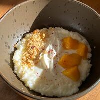 Рисовая каша с дольками манго и кокосовым кремом в Sant