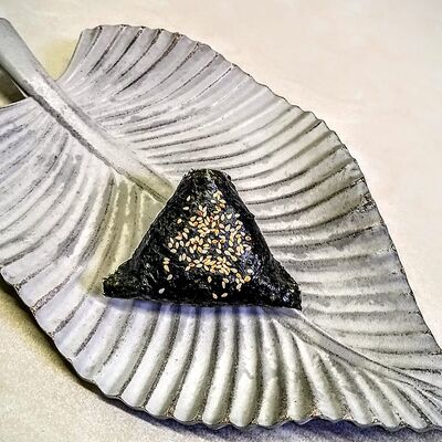 Онигири Спайси тунец в Вкус Кореи по цене 179 ₽