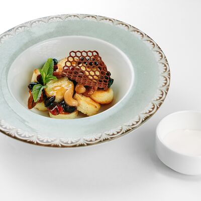 Мини-сырники с орехами и сушеной клюквой в апельсиновом сиропе в Семейный ресторан Пироги по цене 460 ₽