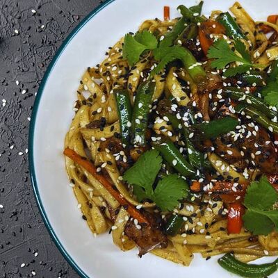 Удон с курицей в соусе черный перецв Bankrolls по цене 490 ₽