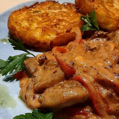 Драники картофельные со свининой по-строгановски в Mr. Чебурек по цене 410 ₽