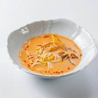 Кокосовый рамен с пшеничной лапшой, сладкой кукурузой и овощамив Dodici Seafood по цене 550 ₽