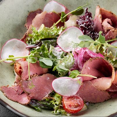 Салат со страчателлой, пастрами и томатами в ресторан 