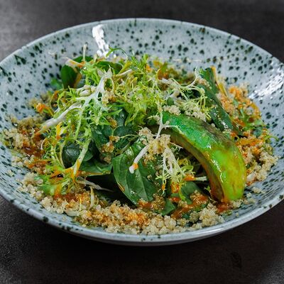 Овощной салат с авокадо и киноа в Doge по цене 539 ₽