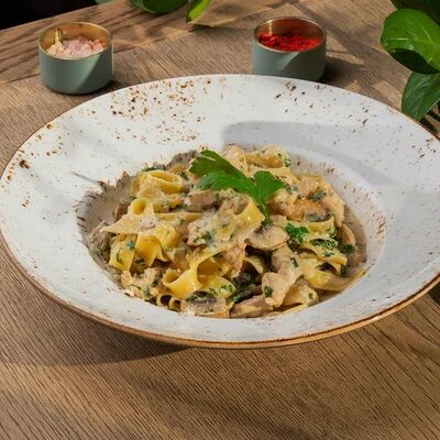 Феттуччине с курицей и шампиньонами в Blackberry по цене 612 ₽