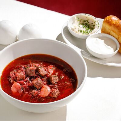 Борщ с телячьими щёчками и пампушками в Cristal по цене 850 ₽