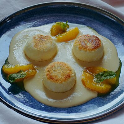 Сырники с конфитюром из свежего апельсина и кремом Патисьер в Роланд по цене 540 ₽