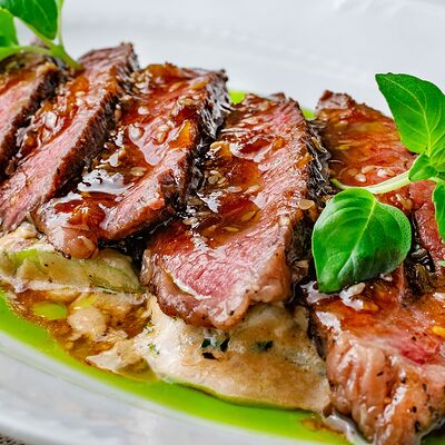 Мраморная говядина на подушке из цукини с соусом Вафу в Сен Тропе по цене 1185 ₽