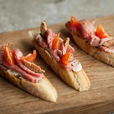 Брускетта с ростбифом, соусом Песто и каперсами 8 штук в Svekla Catering по цене 2120 ₽