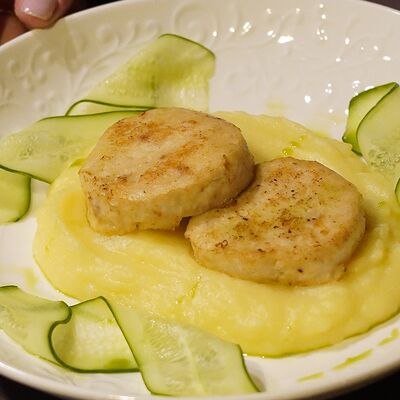 Куриные котлетки с пюре и соусом чеддер в Pur Pur по цене 660 ₽