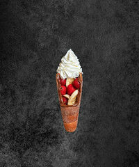 Кудрявчик с клубникой, бананом и взбитыми сливками в Кудрявчик