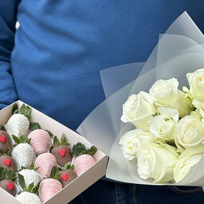 Комбо-набор из клубники и белых роз в Sweet Boom по цене 7499 ₽