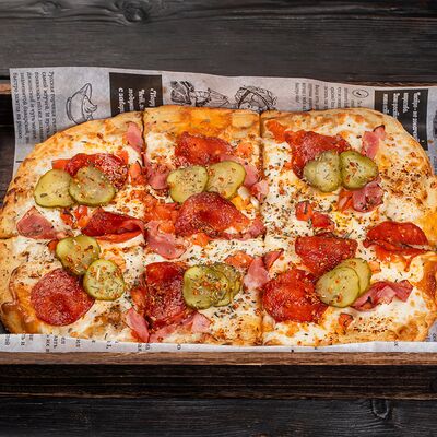 Римская пицца с мясным ассорти и солеными огурцамив Паб Мира по цене 720 ₽