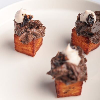 Картофельный гратен с щечками конины в Бурбон по цене 650 ₽