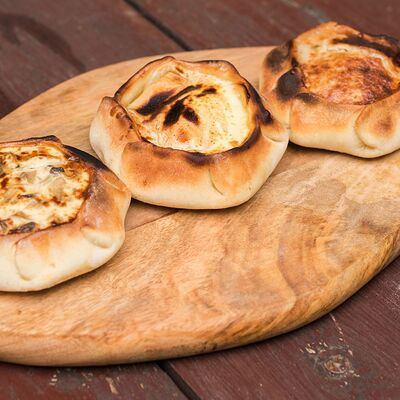 Перепечи с яблоком из русской печи в Кафе-парк Теремок по цене 50 ₽