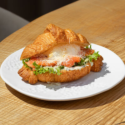 Круассан со слабосоленой форелью и яйцом пашот в Изикофе по цене 690 ₽