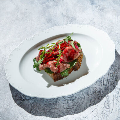 Брускетта с говядиной и печёным перцем в Гастродача Вселуг по цене 690 ₽