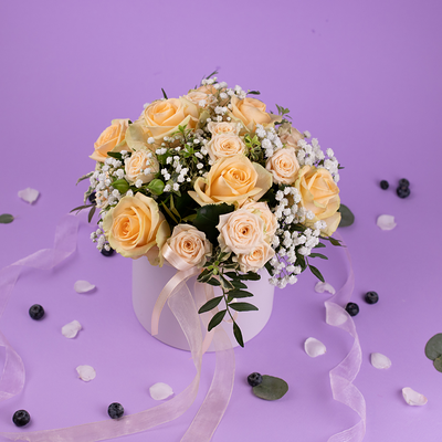 Букет в коробке Персиковые розы в Пышно Расцвели по цене 4500 ₽