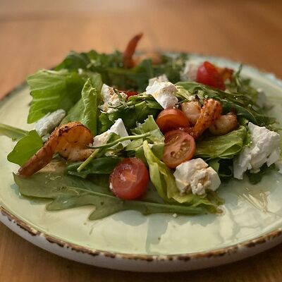 Салат с руколой и креветками в Чили Gurman Сlub по цене 420 ₽
