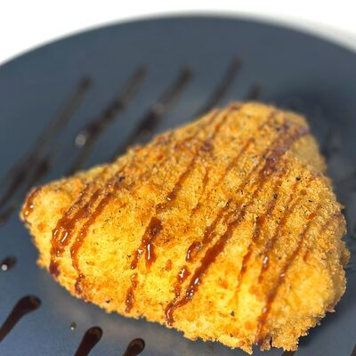 Запеченный онигири с курицей в Бобер Выдыхай по цене 260 ₽