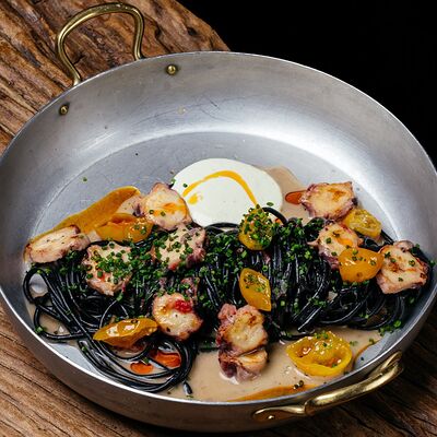 Паста неро с осьминогом и соусом берблан в Чешуя по цене 1400 ₽