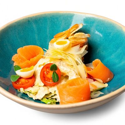 Цезарь с лососем в PlutuS Resto Club по цене 590 ₽