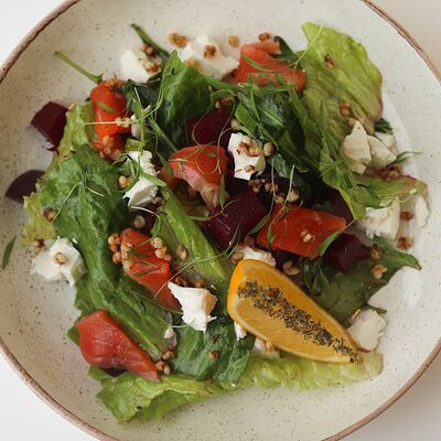 Салат с печеной свёклой и форелью в Блиныпицца по цене 570 ₽