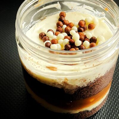 Трайфл Сникерс в Хорошие руки - Роллы по цене 550 ₽