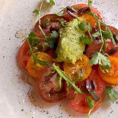 Гуакамоле из авокадо с карпаччо из трех томатов в Беллуччи по цене 585