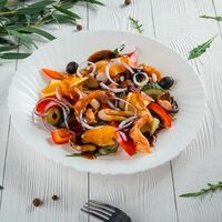Тёплый салат с морепродуктами в Libre Bar