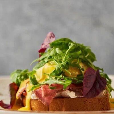 Яйцо Бенедикт с ростбифом и трюфельным кремом в MeatBarrique по цене 850 ₽