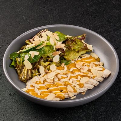 Микс-салат с курой и манго-мятным соусомв Игристые по цене 490 ₽