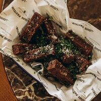 Фирменные гренки с пармезаном на компанию в Louis Pasteur