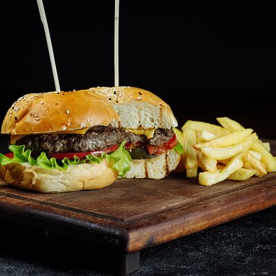 Чизбургер с картофелем фри в Таксиммайдан по цене 1060 ₽