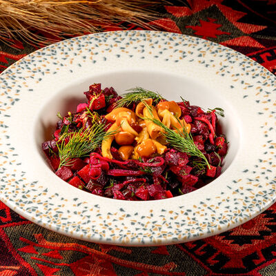 Винегрет с маринованными опятамив Хмели & Сунели по цене 650 ₽