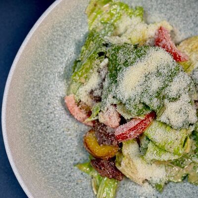 Салат с теплой телятиной, овощами и медовым соусом в Lemongrass по цене 644 ₽