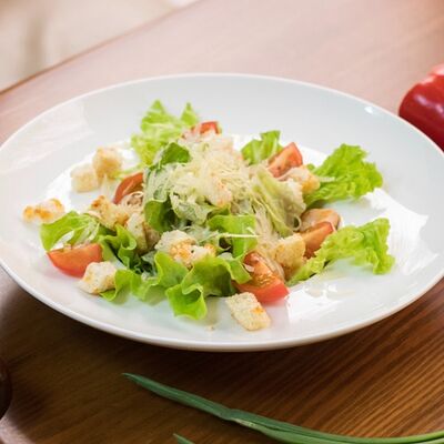 Салат Цезарь с креветками в Юность по цене 520 ₽