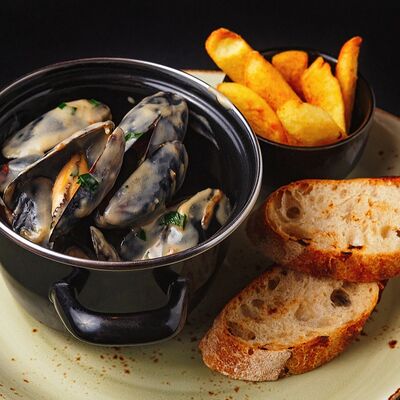 Мидии с картофелем фри в соусе из белого вина в Кабуки по цене 790