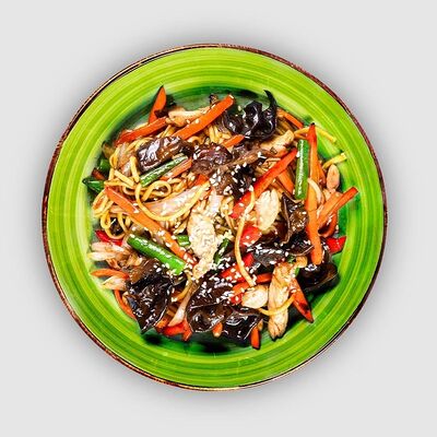 Креветка, кальмар и грибы с лапшой удон в пикантном соусе в СУШИБОКС по цене 600 ₽