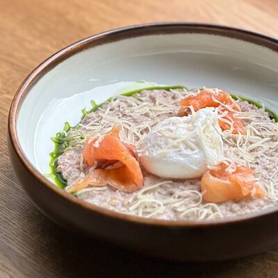 Зеленая греча с лососем и пашот в Peach по цене 420 ₽